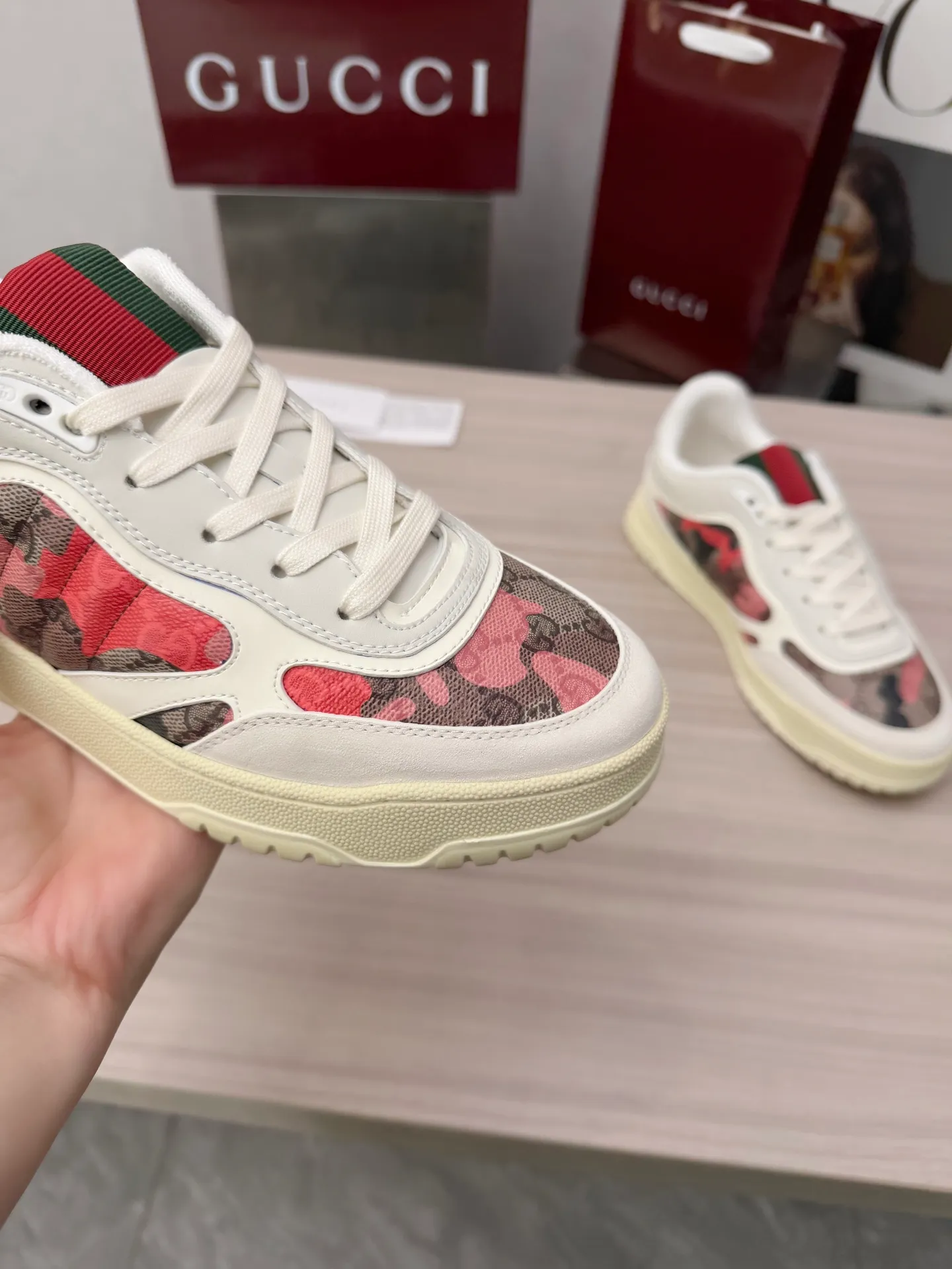 [G Home] P: 600💰 Men's Size: Men's 39-44 (45 custom-made) 🆕2025.GUCC Gucci original order quality The latest popular high and low top distressed couple sneakers series are shipped. Original purchase, development and production. This high and low top sneakers adopt a basketball-style silhouette design, cleverly integrated with hollow panels and distressed effects, showing unique ingenuity. The ingenuity incorporates brand logo details such as interlocking Double G styling accessories and Gucci lettering, a low-key tribute to the brand's design heritage. Exquisite packaging at the delivery counter 🛍📦 ▪️ Fabric: Original customized imported first-layer cowhide ▪️ Inner lining: Imported first-layer cowhide ▪️ Sole: Original molded two-color TPU sole ▪️ Sole thickness: 3cm